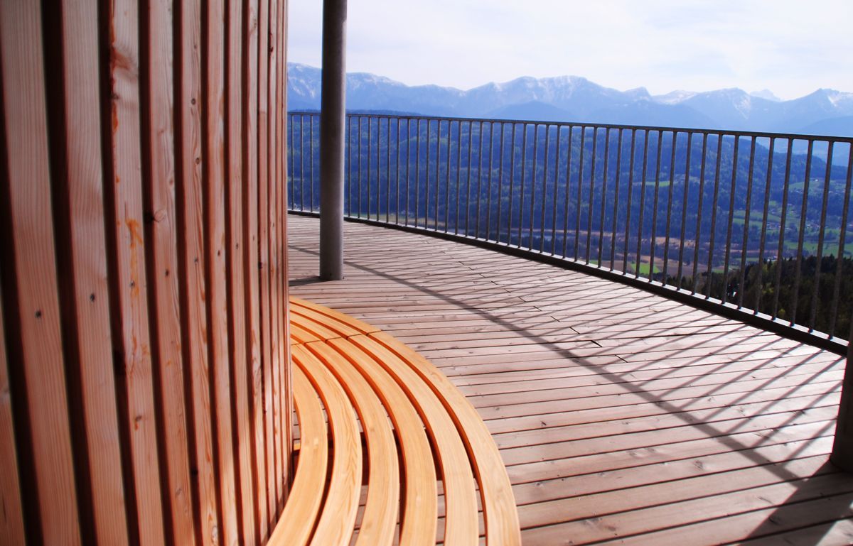 Fachada, banco y tarima de madera al exterior