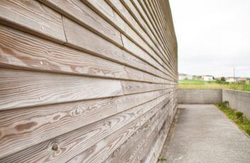 ¿Cuáles son las arrugas de una fachada de madera?