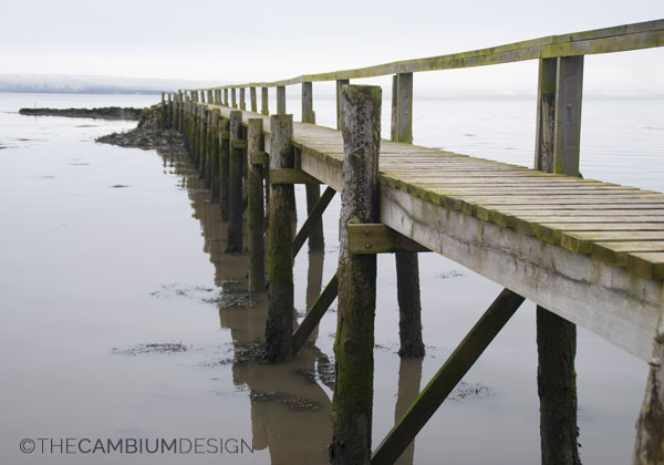 Muelle estructura de madera en Escocia cerca de Edimburgo