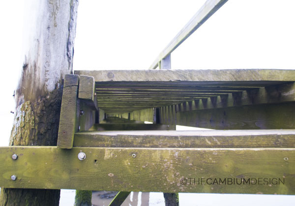 Estructura del muelle de madera en Escocia