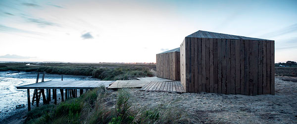 Cabanas no rio exterior