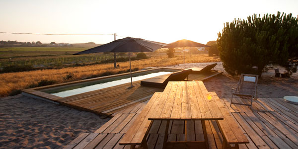 Casas na areia exterior piscina